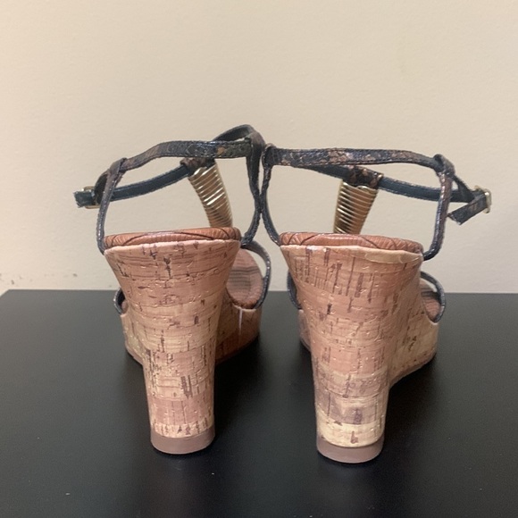 NEW Quipid Gold Strappy Wedge Sandals - Picture 4 of 11